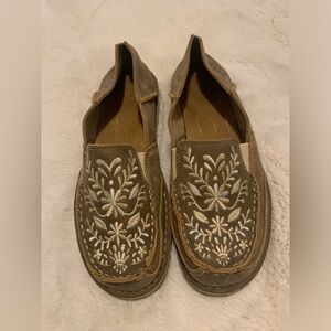 New without tags Women’s size 7 Ariat Embroidered cruisers